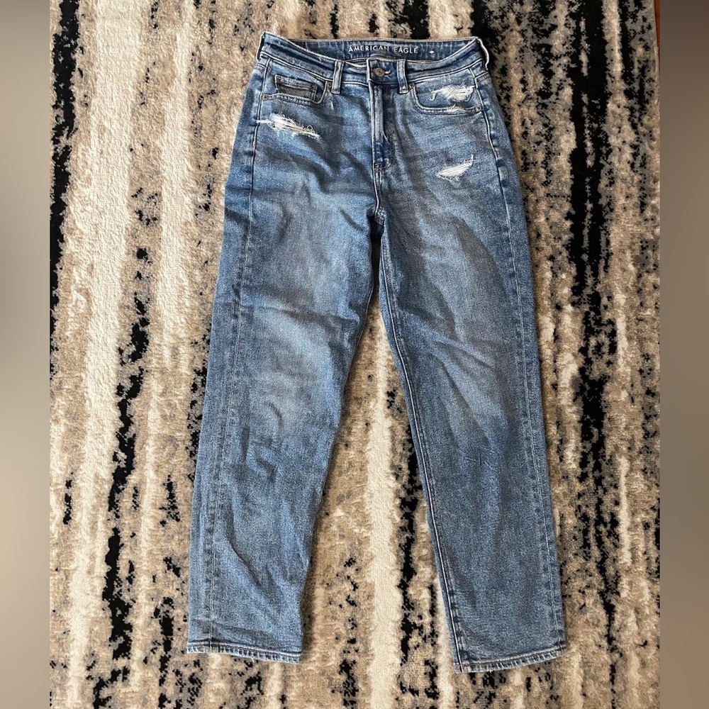 Like new American Eagle mom straight jeans. Size four.